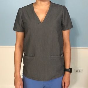 FIGS Casma™ Three-Pocket Scrub Top